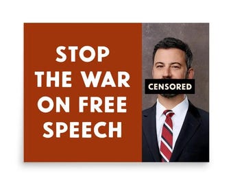 以下が含まれることがあります： 錆色の背景に白い文字で「STOP THE WAR ON FREE SPEECH」と書かれたポスター。 赤と白のストライプのネクタイをしたスーツ姿の男性の口には「CENSORED」の文字が覆いかぶさっている。