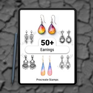 Può includere: Un tablet digitale mostra vari design di orecchini, tra cui modelli a goccia e floreali, con estetica acquerello e schizzo. Il testo "50+ Earrings" e "Procreate Stamps" è visibile. Una penna stilo suggerisce la creazione di arte digitale.
