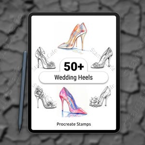Könnte beinhalten: Ein digitales Tablet zeigt Illustrationen von Brautschuhen. Das Bild enthält den Text "50+ Wedding Heels" und "Procreate Stamps". Ein Stift liegt neben dem Tablet, vor einem strukturierten Hintergrund. Die Absätze sind in verschiedenen Stilen.