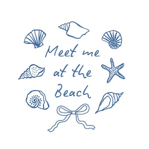 Puede incluir: Fondo blanco con dibujos lineales azules de conchas marinas, una estrella de mar y un lazo. El texto manuscrito dice "Meet me at the Beach". El diseño tiene un tema náutico, evocando el mar.