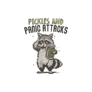 Könnte beinhalten: Illustration eines besorgten Waschbären, der ein Glas Essiggurken hält, mit dem Text "Pickles and Panic Attacks" darüber. Das Design ist in Schwarz, Grau und Grün auf weißem Hintergrund.