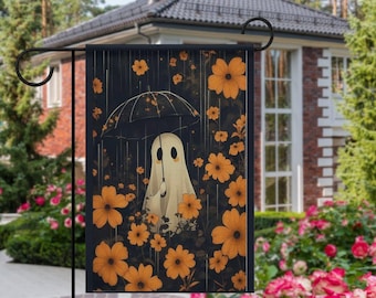 Peut inclure: Un drapeau de jardin d'Halloween avec un fantôme fantaisiste sous un parapluie, entouré de fleurs orange sur un fond sombre. Le design évoque une atmosphère effrayante mais charmante, idéale pour la décoration extérieure saisonnière.