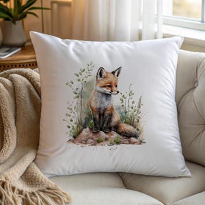 Może przedstawiać: Rustykalny drewniany szyld z napisem "Welcome to our home" w białych literach. Szyld ma postarzaną powierzchnię i prosty, zachęcający design, idealny do dekoracji wejścia.