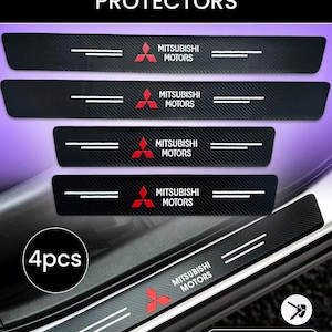 Puede incluir: Protectores de umbral de puerta negros con el texto "PROTECTIVE DOOR SILL PROTECTORS". Cada protector tiene el logotipo de Mitsubishi Motors y el texto "MITSUBISHI MOTORS". Ofrecen protección fiable contra arañazos y suciedad.