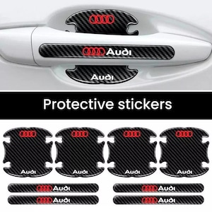 Puede incluir: Pegatinas protectoras para vehículos Audi. Las pegatinas son negras con un patrón de fibra de carbono y el logotipo de Audi en rojo. La imagen muestra pegatinas para manijas y bordes de puertas.