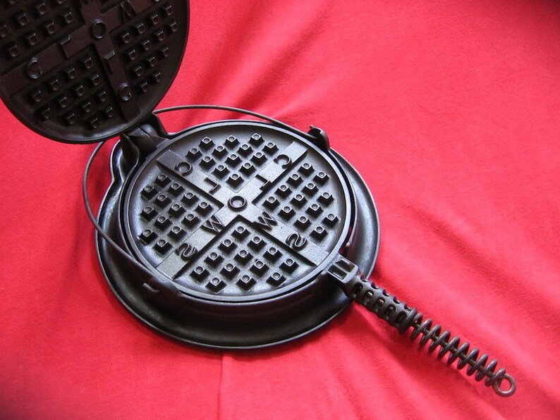 Griswold No. 8 Cast Iron CLOWS Slant Logo Waffle Iron 0366 Etsy