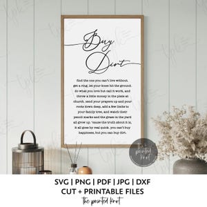 Op de afbeelding: Een ingelijste print met de woorden "Buy Dirt" in elegant schrift. De print bevat een gedicht over de eenvoudige geneugten van het leven. De onderkant van het frame heeft de tekst "SVG | PNG | PDF | JPG | DXF CUT + PRINTABLE FILES".