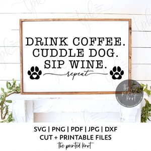 Könnte beinhalten: Ein gerahmtes Holzschild mit dem Text "DRINK COFFEE. CUDDLE DOG. SIP WINE. repeat" in Schwarz. Das Schild enthält Pfotenabdrücke und ist eine druckbare Datei.
