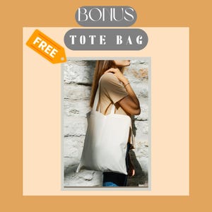 Pode incluir: Uma pessoa carregando uma sacola tote branca em branco. A sacola &eacute; retangular com al&ccedil;as longas. A imagem inclui o texto "BONUS TOTE BAG" e uma etiqueta que diz "FREE". O fundo &eacute; uma parede de tijolos de cor clara.