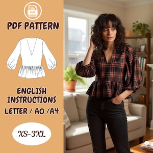 Könnte beinhalten: Eine Frau trägt ein rot-schwarz-braunes kariertes Oberteil mit V-Ausschnitt und Schößchen. Das Bild zeigt auch ein PDF-Muster mit dem Text "PDF PATTERN", "ENGLISH INSTRUCTIONS LETTER / AO / A4" und "XS-3XL".