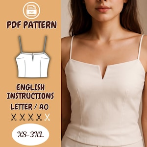 Könnte beinhalten: Cremefarbenes Camisole mit dünnen Trägern und V-Ausschnitt. Das Bild zeigt auch ein PDF-Muster mit englischer Anleitung für die Größen XS-3XL. Der Text auf dem Muster lautet "PDF PATTERN", "ENGLISH INSTRUCTIONS" und "XS-3XL".