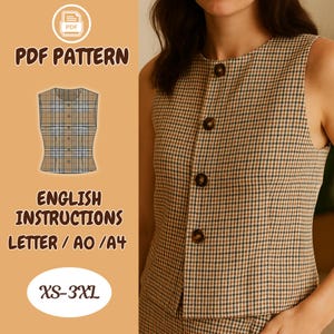 Puede incluir: Un patrón de chaleco sin mangas con diseño de cuadros marrones y verdes. La imagen incluye el texto "PDF PATTERN", "ENGLISH INSTRUCTIONS" y "XS-3XL". El chaleco tiene botones marrones en la parte delantera.
