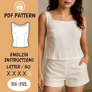Op de afbeelding: Een crèmekleurige top en short set. De top heeft een vierkante halslijn en brede bandjes. De shorts zijn hoog in de taille. De afbeelding bevat ook een PDF-patroongrafiek met de tekst "PDF PATTERN", "ENGLISH INSTRUCTIONS" en de maat "XS-3XL".