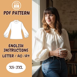Pode incluir: Um padrão PDF para uma blusa com mangas compridas e bufantes. A imagem inclui um desenho linear da blusa e o texto "PDF Pattern", "English Instructions" e "XS-3XL". Uma mulher está usando uma blusa semelhante na imagem.