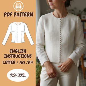 Op de afbeelding: Een crèmekleurig jasje met een ronde halslijn en lange mouwen. Het jasje heeft een geschulpte rand aan de voorkant en wordt gecombineerd met een bijpassende broek. De afbeelding bevat ook een PDF-patroongrafiek met de tekst "PDF PATTERN" en "ENGLISH INSTRUCTIONS LETTER / AO / A4" en de maatreeks "XS-3XL".