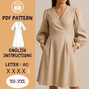 Può includere: Un abito a portafoglio beige con maniche lunghe a sbuffo e tasche. L'abito è indossato da una persona. Il testo a sinistra recita "PDF PATTERN", "ENGLISH INSTRUCTIONS" e "XS-3XL". È presente anche un diagramma dell'abito.