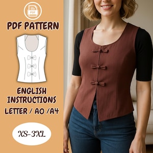 Könnte beinhalten: Eine braune Weste mit drei Schleifenverschlüssen, getragen über einem schwarzen Oberteil und blauen Jeans. Das Bild zeigt auch ein PDF-Muster mit dem Text "PDF PATTERN", "ENGLISH INSTRUCTIONS" und "XS-3XL".