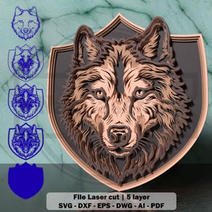 Könnte beinhalten: Ein mehrschichtiges Wolfskopf-Design aus Holz, montiert auf einem schildförmigen Schild. Der Wolf ist in Braun- und Beigetönen gehalten, mit detaillierten Merkmalen. Das Bild enthält eine blaue Umrisszeichnung des Wolfskopfes und des Schildes. Text unten: File Laser cut | 5 layer.