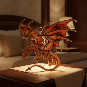 Peut inclure: Une sculpture de dragon d&eacute;taill&eacute;e, d&eacute;coup&eacute;e au laser, avec des ailes d&eacute;ploy&eacute;es, dans des tons orange, rouge et or. Le dragon est pos&eacute; sur une table avec un chemin de table de couleur neutre, &eacute;clair&eacute; par une lumi&egrave;re chaude, cr&eacute;ant une pi&egrave;ce d&eacute;corative sur le th&egrave;me fantastique.