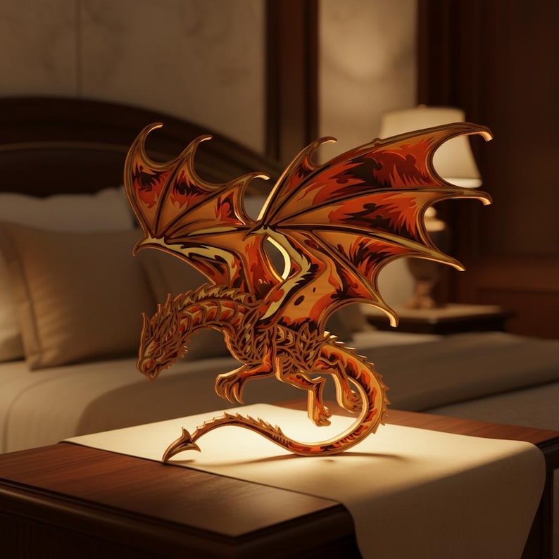 Peut inclure: Une sculpture de dragon d&eacute;taill&eacute;e, d&eacute;coup&eacute;e au laser, avec des ailes d&eacute;ploy&eacute;es, dans des tons orange, rouge et or. Le dragon est pos&eacute; sur une table avec un chemin de table de couleur neutre, &eacute;clair&eacute; par une lumi&egrave;re chaude, cr&eacute;ant une pi&egrave;ce d&eacute;corative sur le th&egrave;me fantastique.
