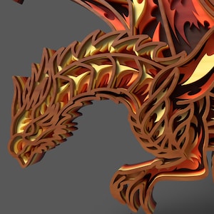 Peut inclure: Sculpture en bois multicouche repr&eacute;sentant un dragon, dans des tons de marron, orange et jaune. L'&oelig;uvre pr&eacute;sente des d&eacute;tails d&eacute;coup&eacute;s complexes, cr&eacute;ant un effet tridimensionnel. La t&ecirc;te et une partie du corps du dragon sont visibles sur fond gris.