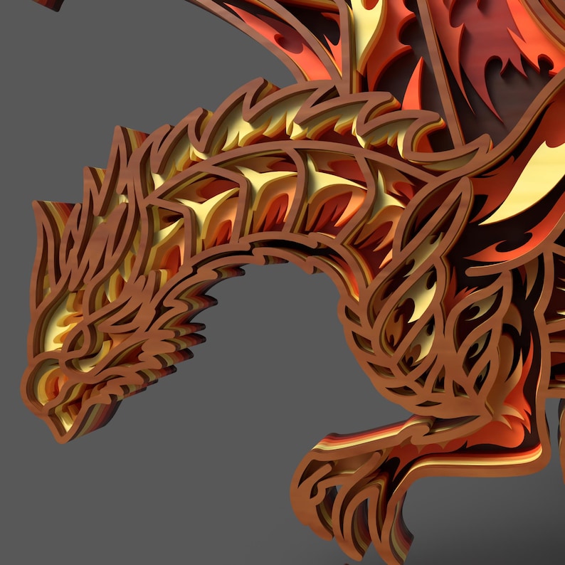 Peut inclure: Sculpture en bois multicouche repr&eacute;sentant un dragon, dans des tons de marron, orange et jaune. L'&oelig;uvre pr&eacute;sente des d&eacute;tails d&eacute;coup&eacute;s complexes, cr&eacute;ant un effet tridimensionnel. La t&ecirc;te et une partie du corps du dragon sont visibles sur fond gris.