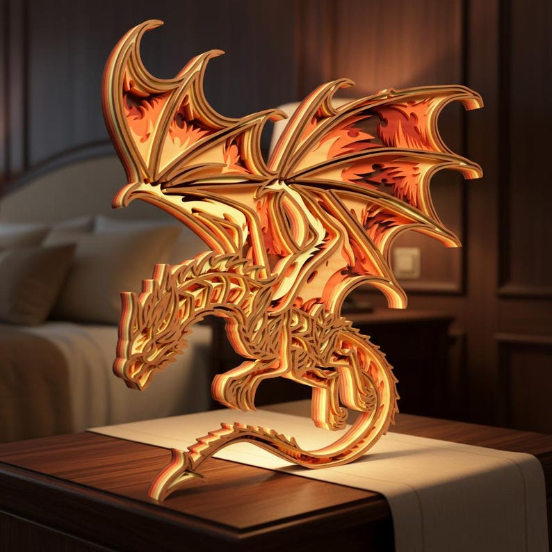 Peut inclure: Sculpture en bois en forme de dragon, avec des d&eacute;tails complexes et des couleurs dor&eacute;es et orang&eacute;es. Le dragon est repr&eacute;sent&eacute; en vol, avec de grandes ailes. Il est pos&eacute; sur une table en bois avec un chemin de table blanc. Mesures en centim&egrave;tres.