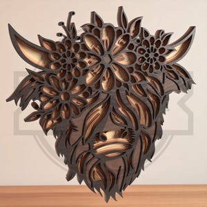Puede incluir: Una pieza de arte mural de madera en capas que representa una cabeza de vaca de las Tierras Altas adornada con elementos florales. La obra de arte presenta un exterior marr&oacute;n oscuro con capas marrones m&aacute;s claras, creando un efecto 3D. El dise&ntilde;o incluye cuernos, pelaje y detalles florales.