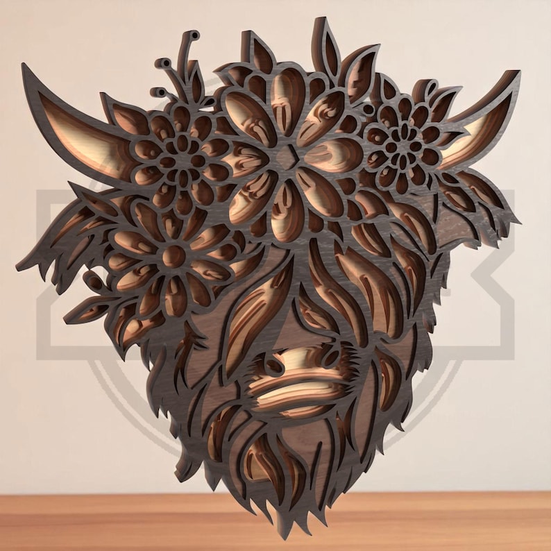 Puede incluir: Una pieza de arte mural de madera en capas que representa una cabeza de vaca de las Tierras Altas adornada con elementos florales. La obra de arte presenta un exterior marr&oacute;n oscuro con capas marrones m&aacute;s claras, creando un efecto 3D. El dise&ntilde;o incluye cuernos, pelaje y detalles florales.