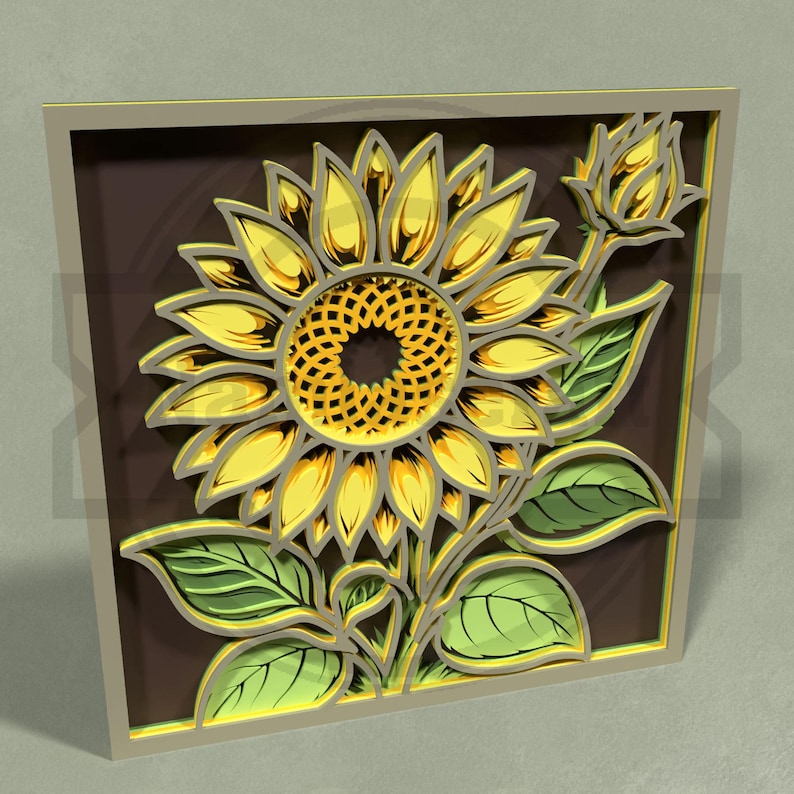 Puede incluir: Una pieza de arte mural de madera en capas con un dise&ntilde;o de girasol. El girasol tiene p&eacute;talos amarillos y un centro detallado, con hojas verdes y un capullo. La obra de arte est&aacute; enmarcada en un marco cuadrado con un fondo marr&oacute;n.