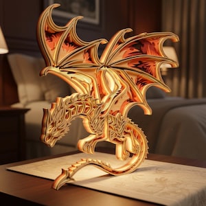 Peut inclure: Sculpture en bois repr&eacute;sentant un dragon avec des d&eacute;tails complexes. Le dragon a des ailes d&eacute;ploy&eacute;es avec des accents orange et rouge, et un corps d&eacute;taill&eacute;. La sculpture est expos&eacute;e sur une table, mettant en valeur son design en trois dimensions et son savoir-faire.