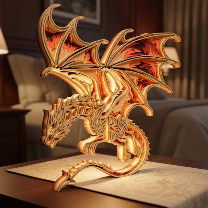 Peut inclure: Sculpture en bois repr&eacute;sentant un dragon avec des d&eacute;tails complexes. Le dragon a des ailes d&eacute;ploy&eacute;es avec des accents orange et rouge, et un corps d&eacute;taill&eacute;. La sculpture est expos&eacute;e sur une table, mettant en valeur son design en trois dimensions et son savoir-faire.