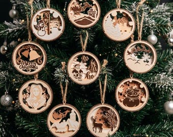 Op de afbeelding: Een verzameling van tien houten kerstversieringen met diverse feestelijke ontwerpen. Elk ornament is rond, met een natuurlijke houten afwerking en gedetailleerde uitgesneden details. Ontwerpen omvatten een sneeuwpop, de kerstman, klokken en een hert. Ze hangen aan touwtjes.