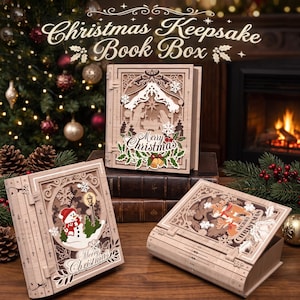 Puede incluir: Tres cajas de madera con forma de libro y diseños cortados con láser. Una muestra un belén, otra un muñeco de nieve con una farola y la tercera un reno. Cada caja tiene la inscripción Merry Christmas y está decorada con acebo y copos.