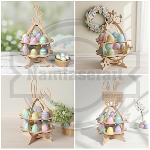 Può includere: Un espositore in legno per uova di Pasqua con un design a orecchie di coniglio. L'espositore ha più livelli che contengono uova di Pasqua colorate e decorate. È presente anche un piccolo cestino di uova, con uno sfondo sfocato.