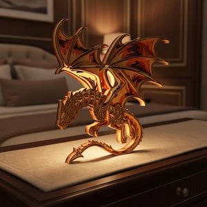 Peut inclure: Une sculpture de dragon dor&eacute; avec des d&eacute;tails complexes en couches. Le dragon a des ailes d&eacute;ploy&eacute;es avec des accents rouges et orange, et une longue queue incurv&eacute;e. Il est expos&eacute; sur une surface en bois, cr&eacute;ant une pi&egrave;ce d&eacute;corative saisissante.