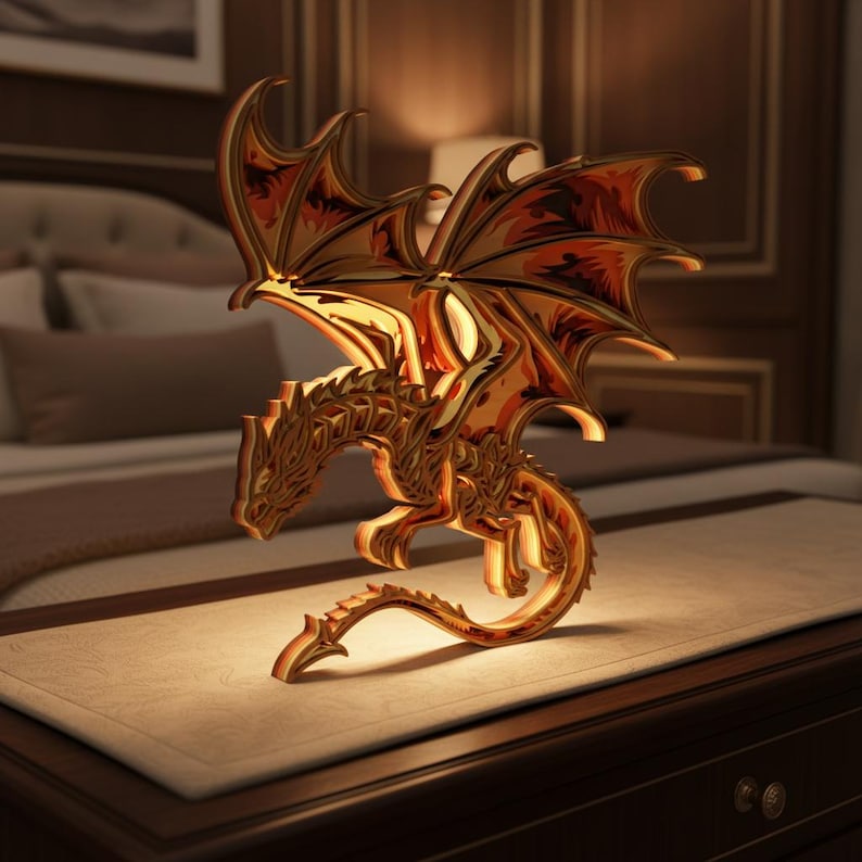 Peut inclure: Une sculpture de dragon dor&eacute; avec des d&eacute;tails complexes en couches. Le dragon a des ailes d&eacute;ploy&eacute;es avec des accents rouges et orange, et une longue queue incurv&eacute;e. Il est expos&eacute; sur une surface en bois, cr&eacute;ant une pi&egrave;ce d&eacute;corative saisissante.