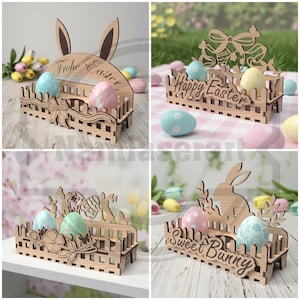 Może przedstawiać: Drewniane stojaki na pisanki z dekoracyjnymi wzorami ogrodzeń. Każdy uchwyt zawiera inną wiadomość o tematyce wielkanocnej, np. "Happy Easter" lub "Sweet Bunny". Uchwyty są przeznaczone do przechowywania kolorowych pisanek.