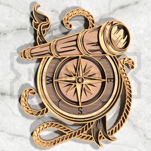 Può includere: Un'opera d'arte da parete a tema nautico in legno a strati. Presenta una bussola, un telescopio e dettagli di corda. La bussola ha un design a stella al centro e il telescopio è posizionato sopra. Il pezzo è realizzato in legno chiaro e scuro.