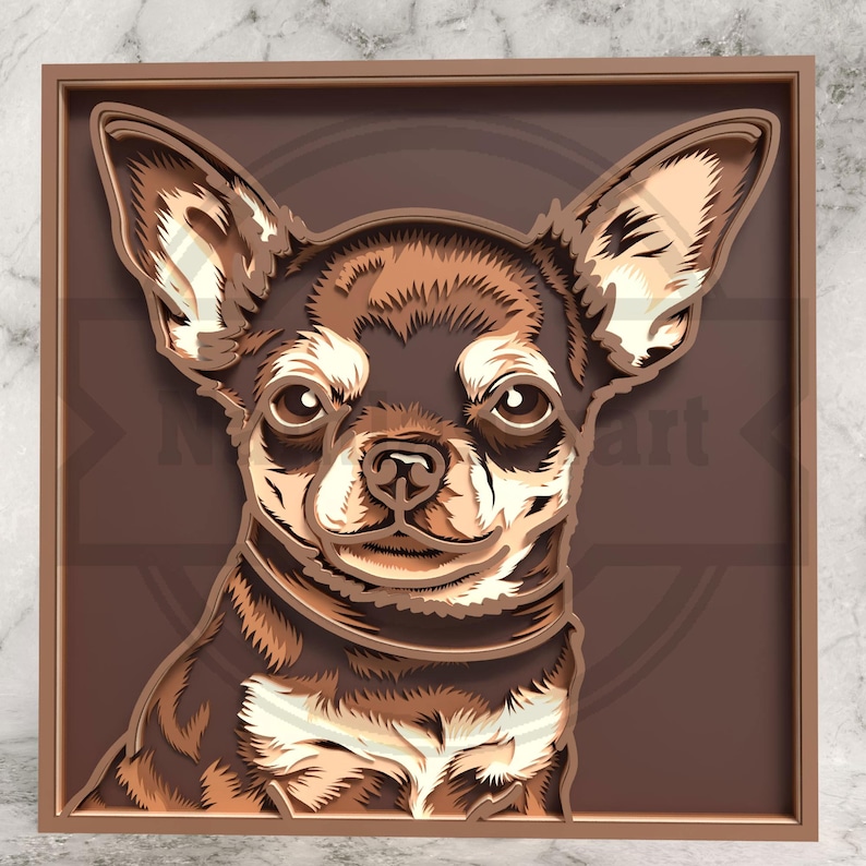 Op de afbeelding: Een gelaagd houten kunstwerk met een gedetailleerd portret van een Chihuahua. Het kunstwerk gebruikt bruin- en beigetinten om een 3D-effect te cre&euml;ren, met de kop en oren van de hond prominent in een vierkant frame.