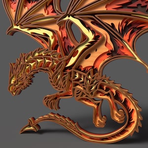 Peut inclure: Sculpture en bois multicouche repr&eacute;sentant un dragon aux tons marron, orange et jaune. Le dragon a des ailes d&eacute;taill&eacute;es et une longue queue, avec des motifs d&eacute;coup&eacute;s complexes. L'&oelig;uvre est pos&eacute;e sur un fond gris.