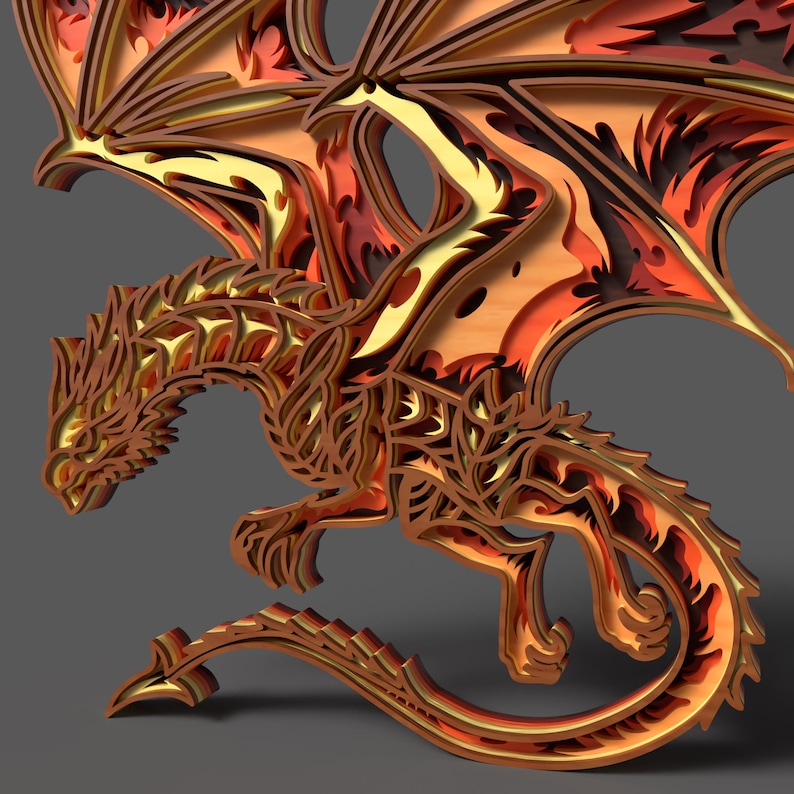 Peut inclure: Sculpture en bois multicouche repr&eacute;sentant un dragon aux tons marron, orange et jaune. Le dragon a des ailes d&eacute;taill&eacute;es et une longue queue, avec des motifs d&eacute;coup&eacute;s complexes. L'&oelig;uvre est pos&eacute;e sur un fond gris.