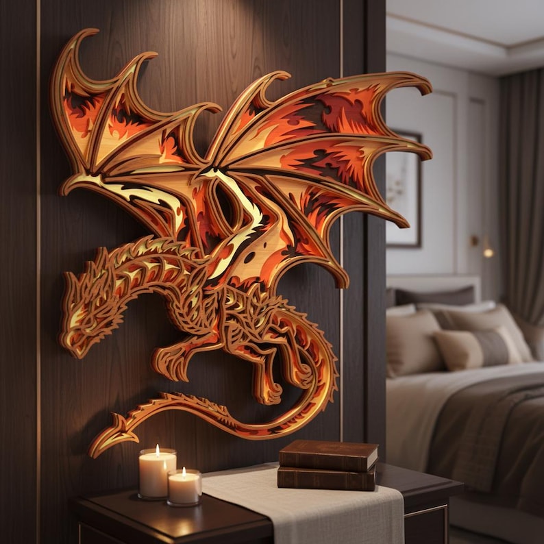 Peut inclure: Une &oelig;uvre d'art murale en bois repr&eacute;sentant un dragon en couches. Le dragon est repr&eacute;sent&eacute; avec des ailes d&eacute;ploy&eacute;es et des d&eacute;tails complexes, avec des nuances de marron, d'orange et de jaune. L'&oelig;uvre est fix&eacute;e sur un mur en bois fonc&eacute;.