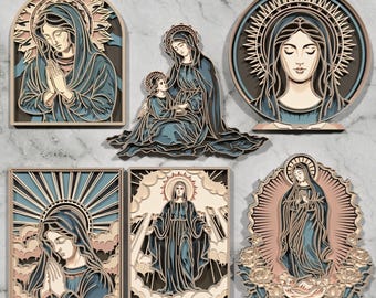 Puede incluir: Una colección de obras de arte de madera en capas que representan figuras religiosas. Las piezas presentan una paleta de colores azul, beige y marrón. Las obras de arte tienen varias formas, incluyendo arqueadas, circulares y rectangulares.