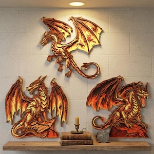 Peut inclure: Décoration murale en bois représentant trois dragons tridimensionnels aux tons orange, jaune et marron. Les dragons ont des ailes détaillées et sont montés sur un mur clair. Un dragon est positionné au-dessus de deux autres sur une étagère en bois.