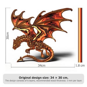 Peut inclure: Une sculpture de dragon en bois multicouche dans les tons de marron, orange et or. Le dragon mesure 34 cm de large et 30 cm de haut, avec une &eacute;paisseur de 1,8 cm. La conception se compose de 6 couches. Le texte sur l'image dit "Original design size: 34 x 30 cm."
