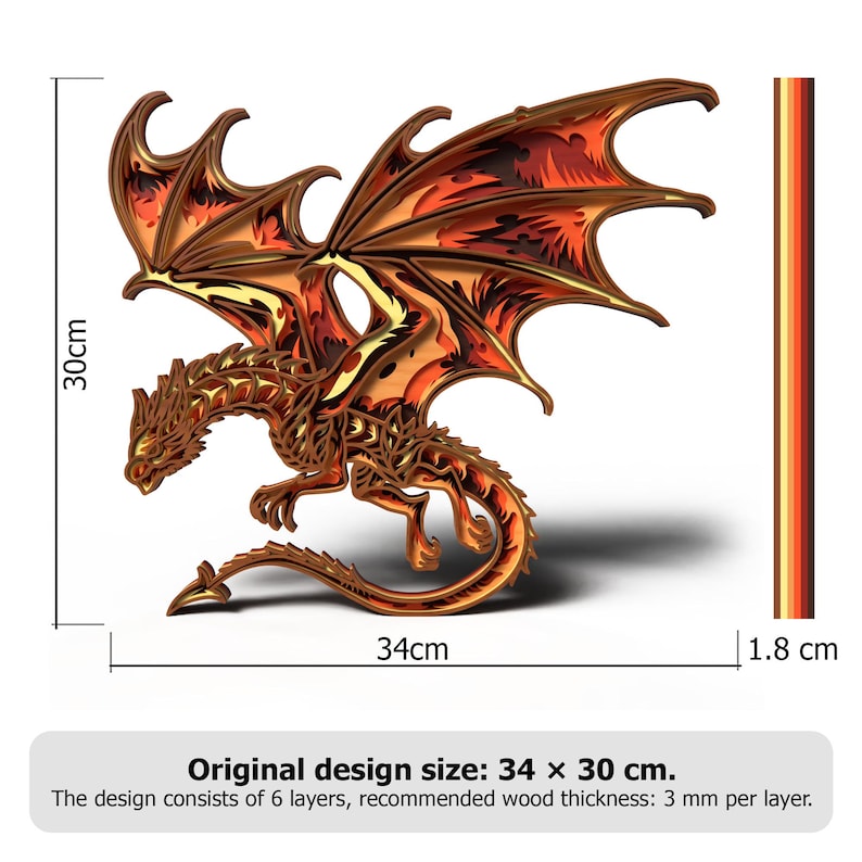 Peut inclure: Une sculpture de dragon en bois multicouche dans les tons de marron, orange et or. Le dragon mesure 34 cm de large et 30 cm de haut, avec une &eacute;paisseur de 1,8 cm. La conception se compose de 6 couches. Le texte sur l'image dit "Original design size: 34 x 30 cm."
