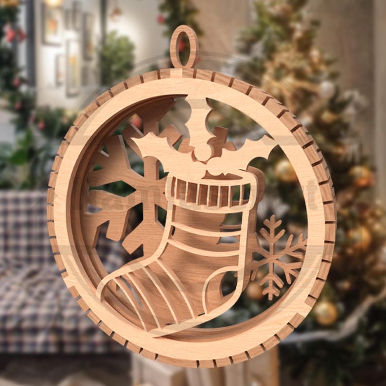 以下が含まれることがあります： 木製のクリスマスオーナメント。靴下、雪の結晶、ヒイラギの葉を円形のフレーム内に重ねたデザイン。オーナメントは天然木仕上げで、吊り下げ用の小さなループが付いています。背景はぼやけており、お祝いの雰囲気を醸し出しています。