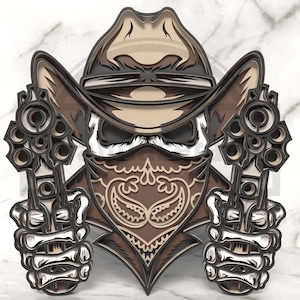 Può includere: Un'opera d'arte in legno a strati raffigurante un teschio da cowboy con cappello e bandana, che tiene due revolver. L'opera presenta sfumature di marrone, beige e bianco, con dettagli intricati e un tema western.
