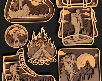 Puede incluir: Colección de recortes de madera en capas con temas de aventura al aire libre. Los diseños incluyen un excursionista en una montaña, una fogata con una tienda de campaña, una bota de senderismo, una mochila y un mosquetón, en tonos marrones y beige.